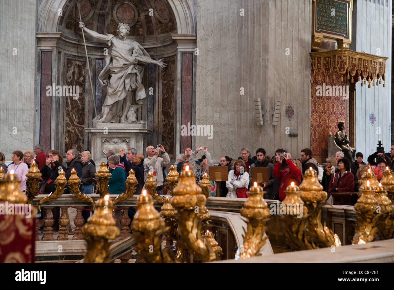 Persone turisti nella basilica di San Pietro interno Vaticano Roma Foto Stock