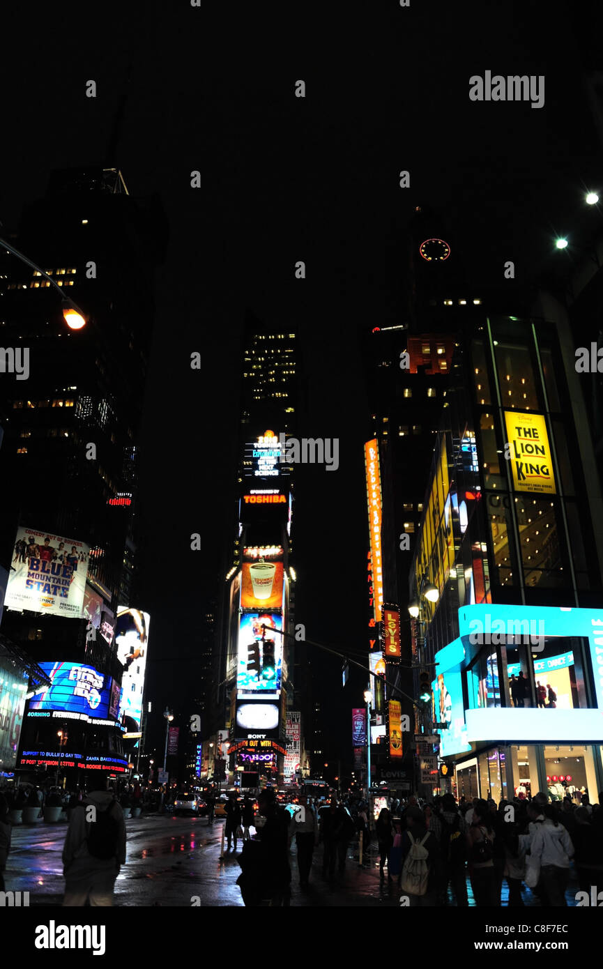 Rainy tarmac night shot persone neon facciata di vetro grattacieli, Minskoff Theater, volte Tower, 7th Avenue, Times Square, New York Foto Stock