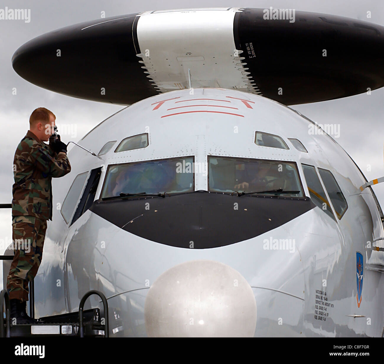 Il personale Sgt. Shane Oesterie consente la sostituzione di un parabrezza su un NATO E-3A airborne warning e sistema di controllo aereo. Foto Stock