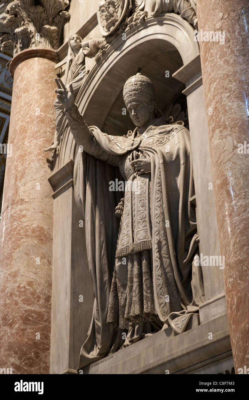 Monumento la statua di Papa Leone XIISt Peters basilica interno Vaticano Roma Foto Stock