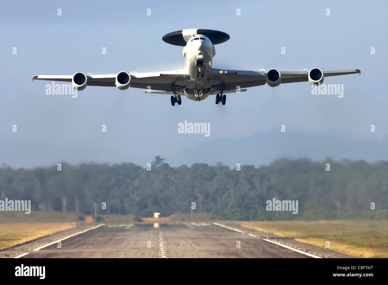 Un Francese E-3F Airborne Warning e sistema di controllo aereo decolla da Avord, Francia, Foto Stock