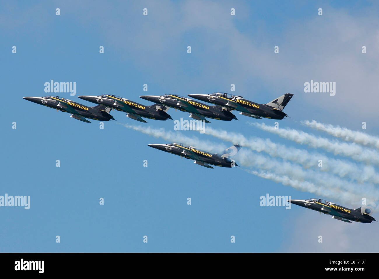 L-39C Albatros velivoli da il Breitling Jet Team volare in formazione e lasciando i sentieri di fumo nel cielo durante airshow acrobatico su Tel Aviv Israele Foto Stock