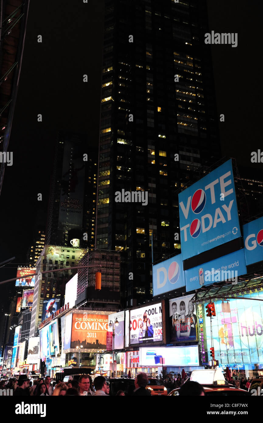 Nero Sky Night Shot, verso Bertel Swann Building, neon cartelloni pubblicitari, persone, 7th Avenue, Times Square, New York Foto Stock