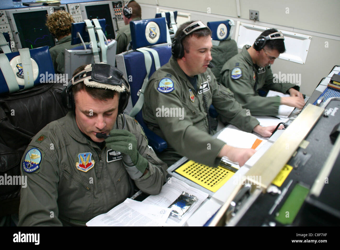 Lavoro presso le loro stazioni a bordo di un'E-3 Sentry Airborne Warning e sistema di controllo aereo durante una recente missione. Foto Stock