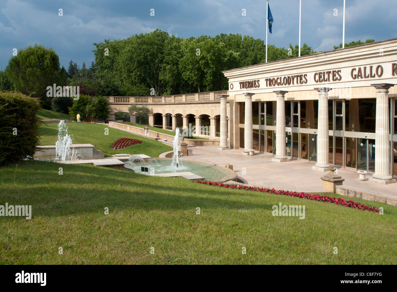 Francia, Alpes de Haute-Provence, in Provenza Costa Azzurra, Gréoux-les-Bains, bagno termale Thermes, Troglodytes, Celtes, Gallo, Ro Foto Stock