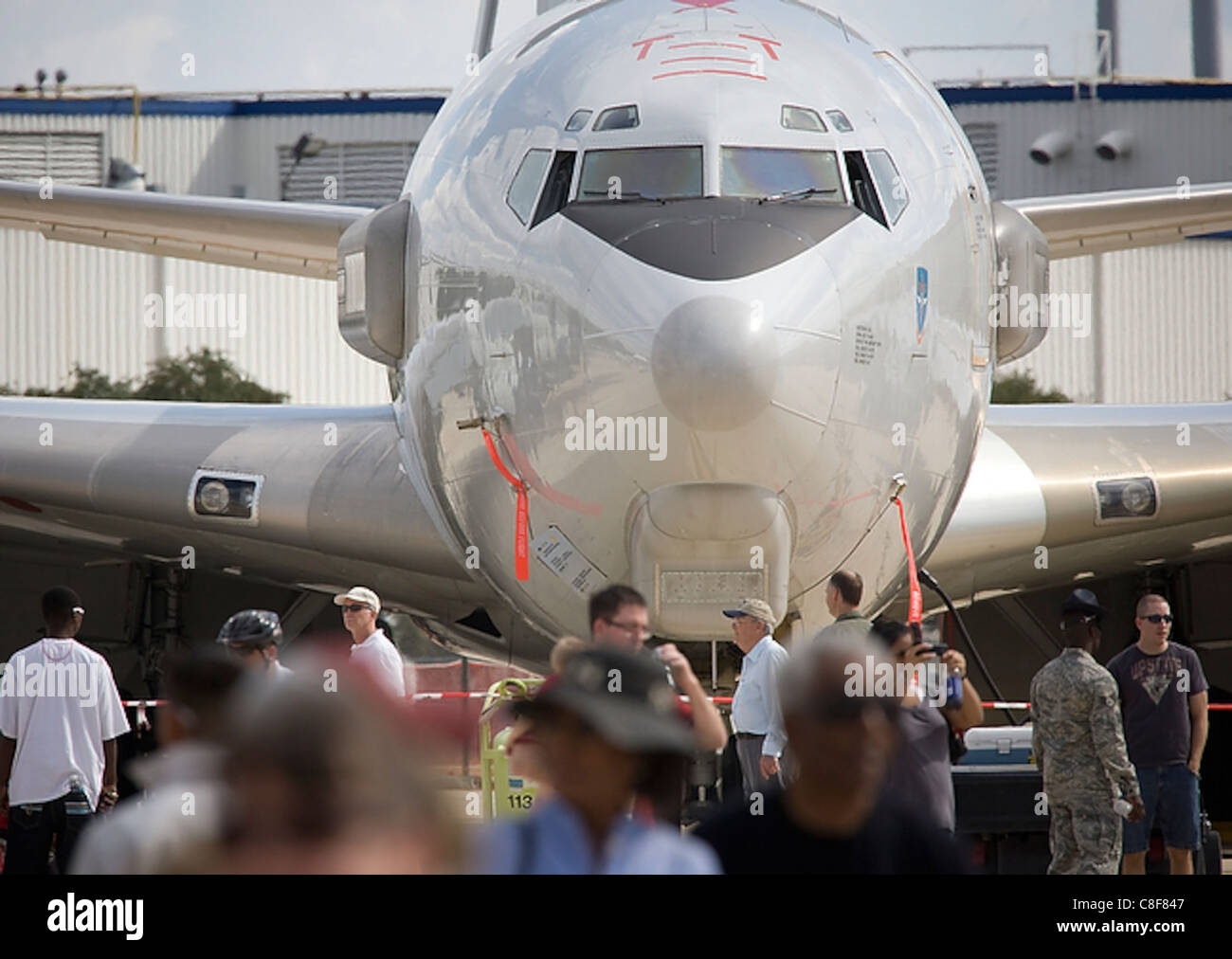 La NATO Airborne Early Warning e forza di comando E-3A stare sopra la folla AirFest 2008 at Lackland Air Force Base Foto Stock