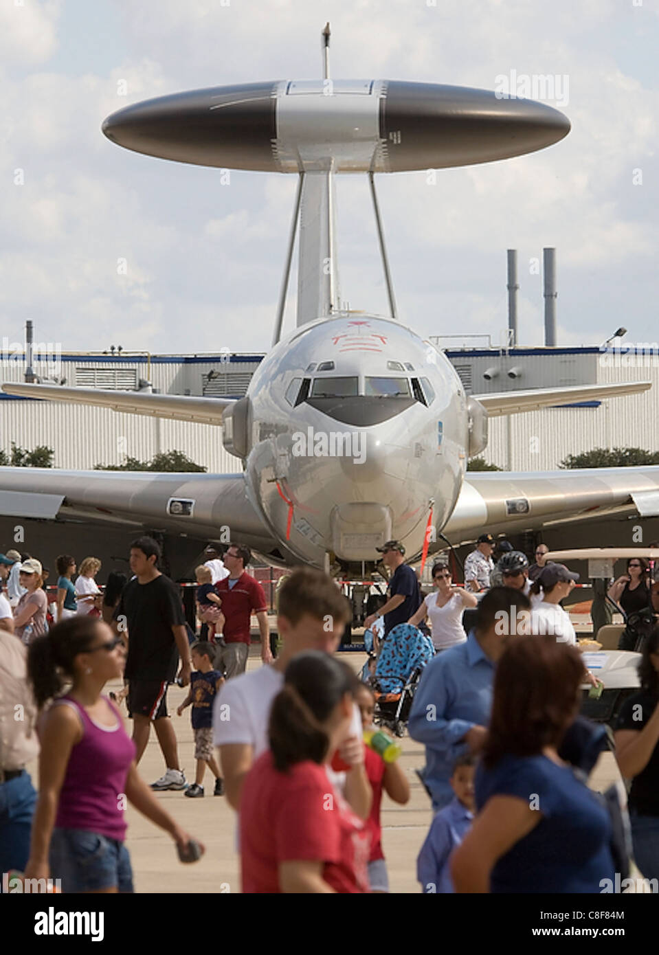 La NATO Airborne Early Warning e forza di comando E-3A stare sopra la folla AirFest 2008 at Lackland Air Force Base Foto Stock