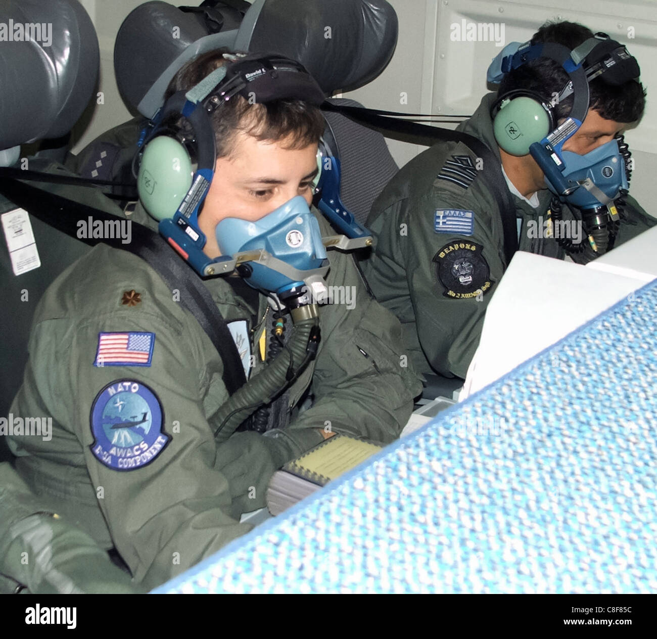 Il Mag. Sean Spradlin e il Mag. Ioannis Tsakiris esaminare i loro radar per i velivoli nemici a bordo di una NATO E-3un velivolo Sentinel Foto Stock