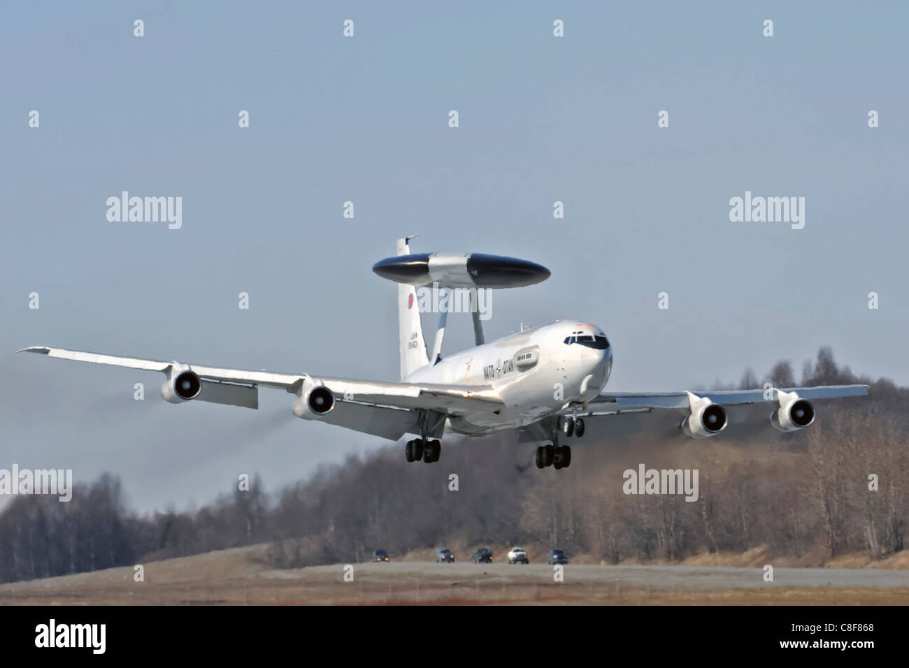 L'e-3A NATO AWACS atterra a Elmendorf AFB, Alaska, dopo l'esercitazione Red Flag-Alaska. La missione migliora la preparazione al combattimento, fornendo sorveglianza aerea, funzionamento radar e addestramento in scenari di combattimento simulati per le forze di difesa. Foto Stock
