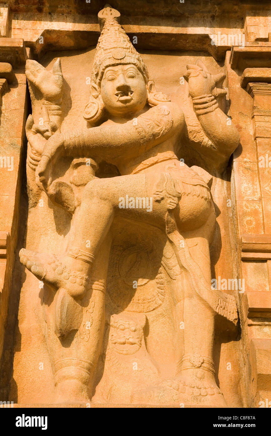 Statua di un tempio guardiano del Gopuram del tempio Brihadeeswarar (grande tempio) in Thanjavur (Tanjore, Tamil Nadu, India Foto Stock