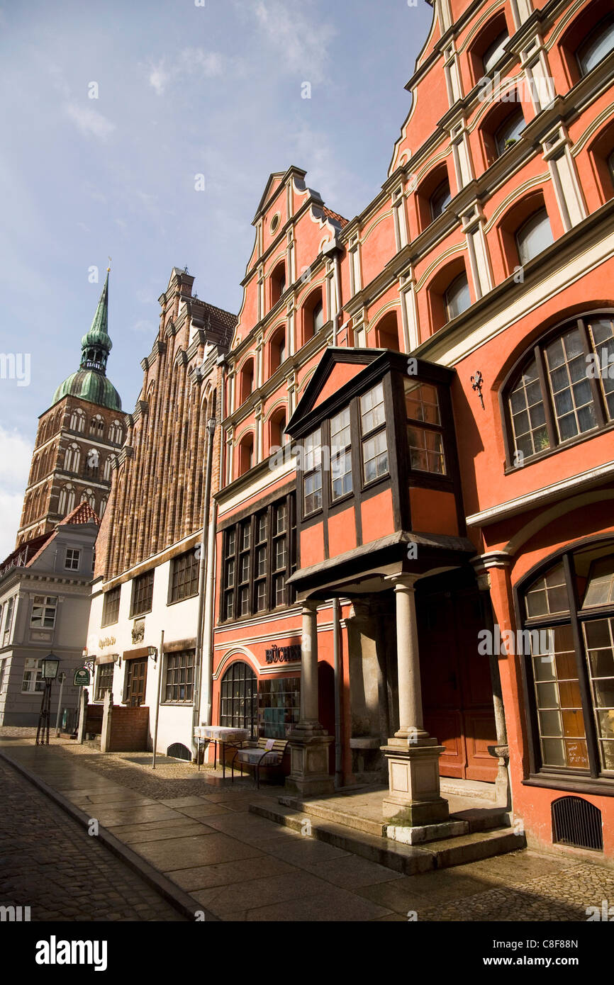 Tardo Medioevo architettura tipica di una città anseatica sul Badenstrasse nel centro di Stralsund, Meclenburgo-Pomerania Occidentale, Germania Foto Stock