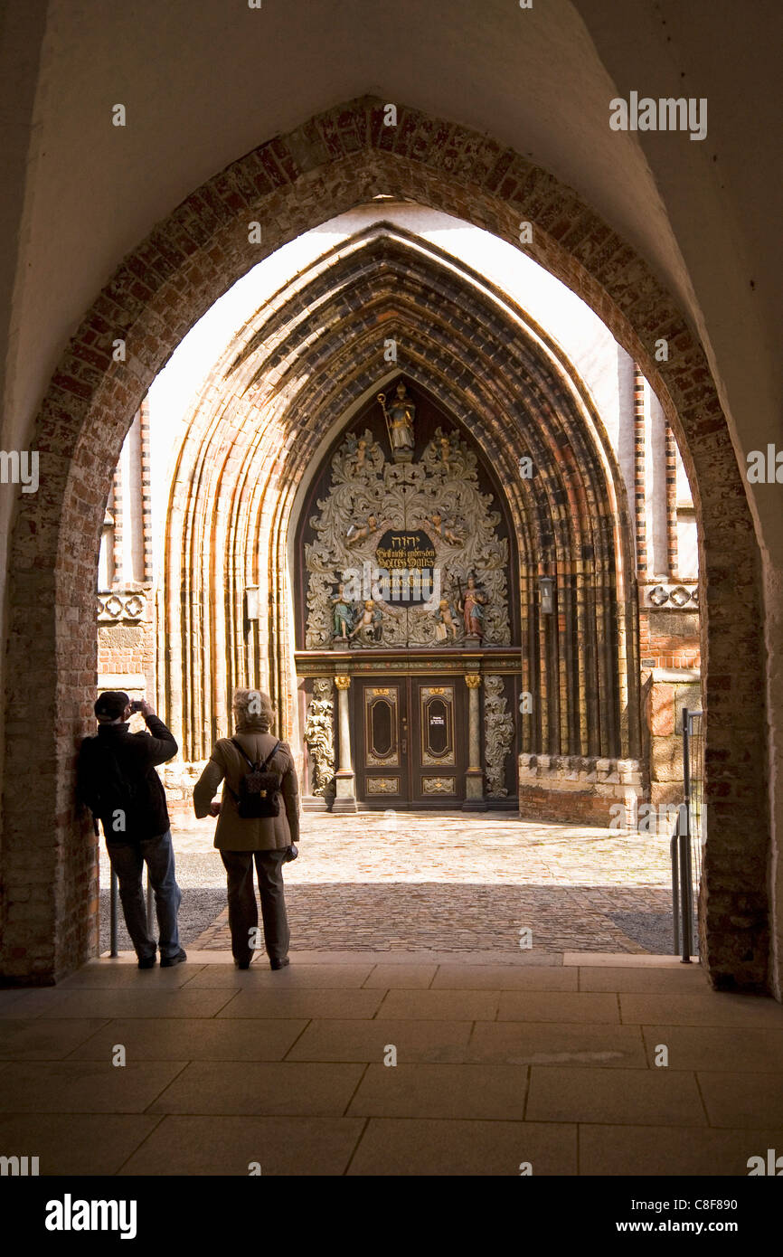 I turisti, ornati in stile barocco porta sul Nikolaikirche (St. Nicholas' Chiesa) in Stralsund, Meclenburgo-Pomerania Occidentale, Germania Foto Stock
