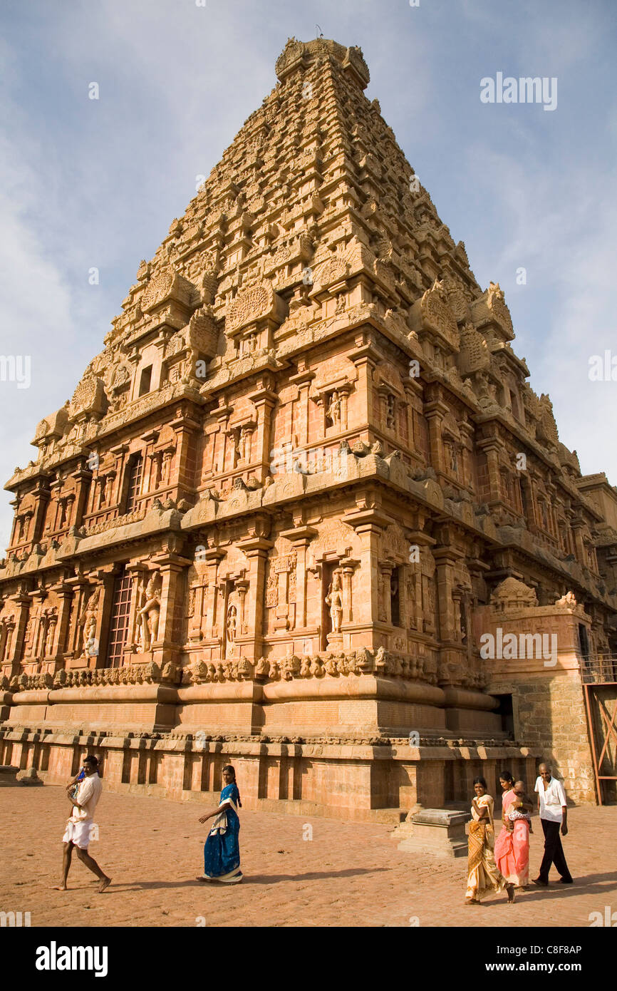 Indian pellegrini a piedi sotto i Vimana del tempio Brihadeeswarar (grande tempio) in Thanjavur (Tanjore, Tamil Nadu, India Foto Stock