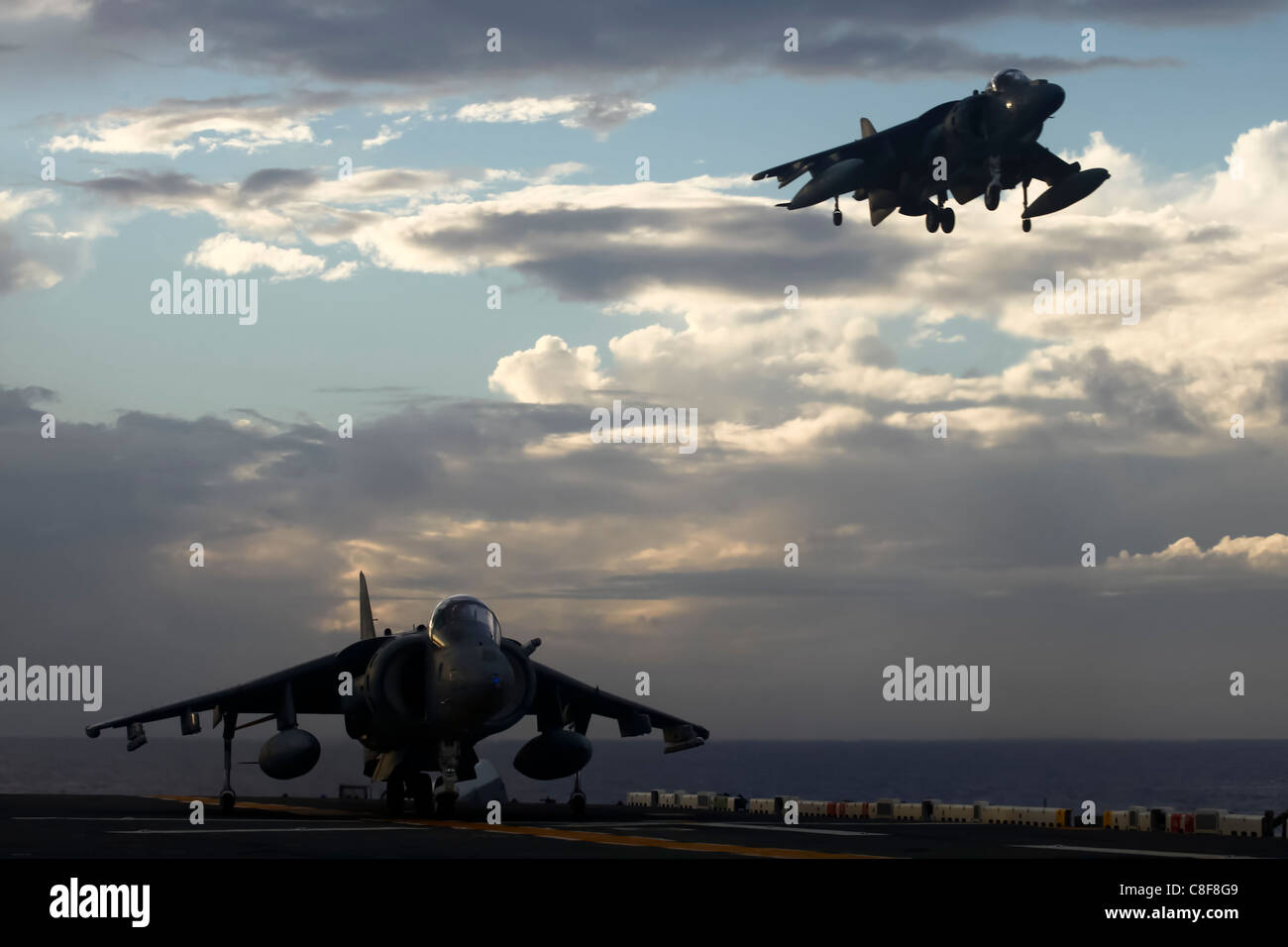 Una coppia di AV-8B Harrier aeromobili con Marine squadrone di attacco 214, Marine mezzo squadrone di elicottero 265 Foto Stock