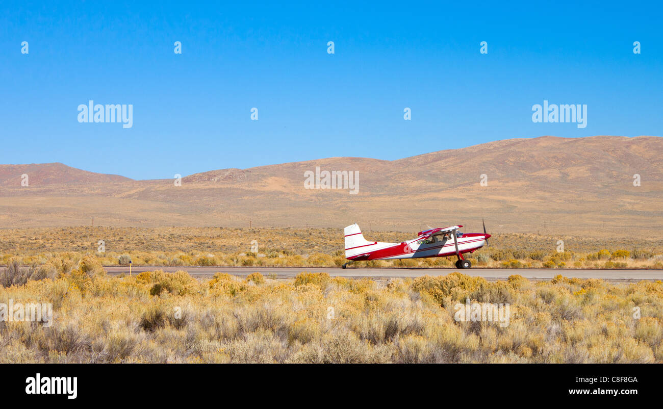 Una bella immagine di un vecchio aereo decollare su una pista del deserto. Foto Stock