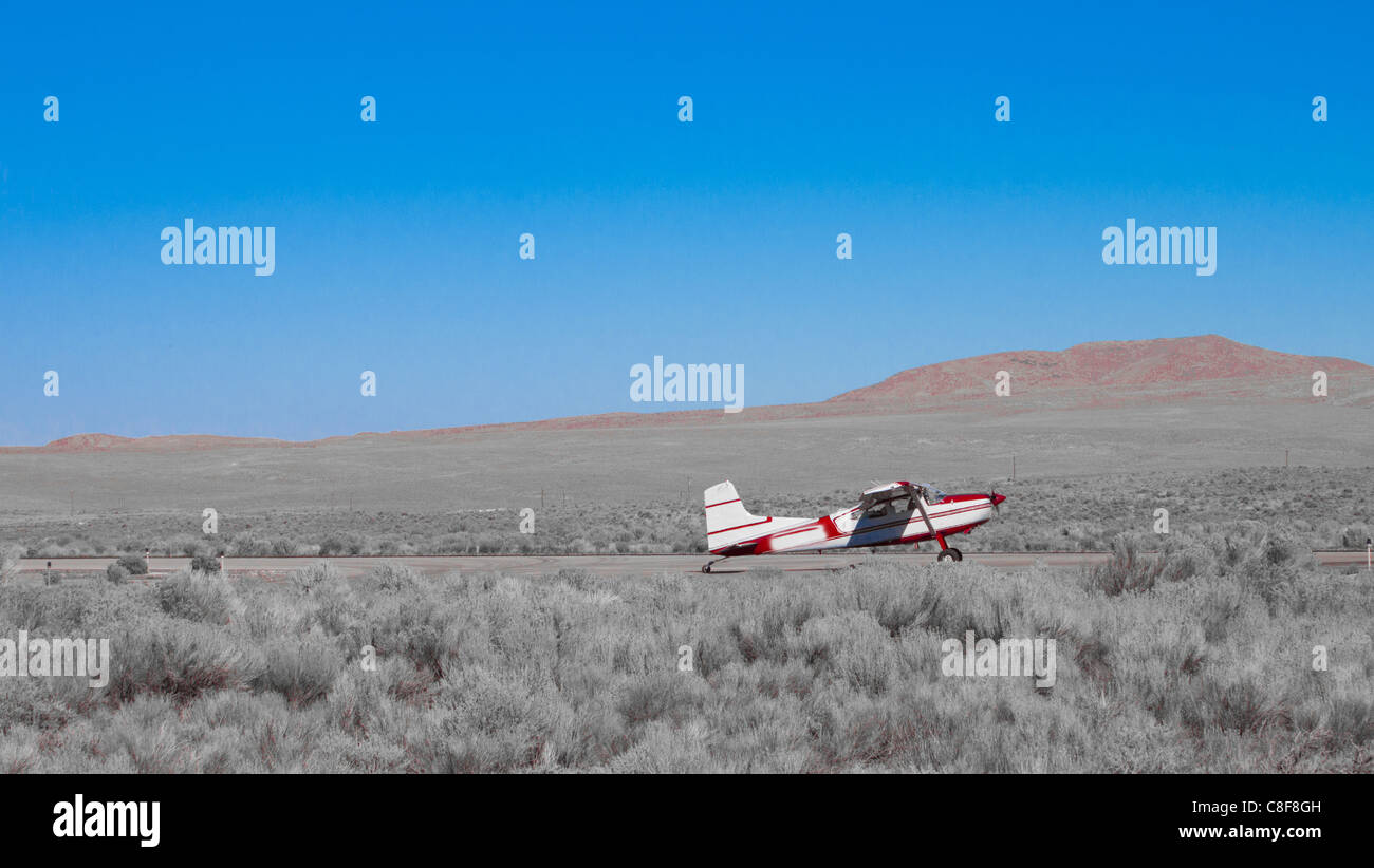 Una bella immagine di un vecchio aereo decollare su una pista del deserto. Foto Stock