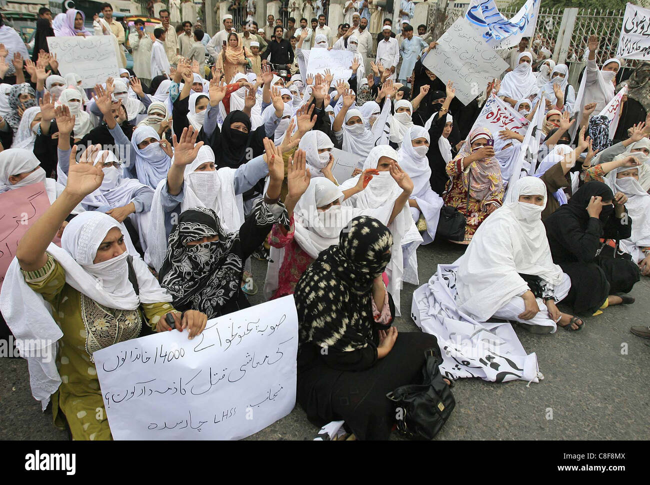 Signora Khyber-Pakhtoonkhwa operatori sanitari stanno protestando Foto Stock