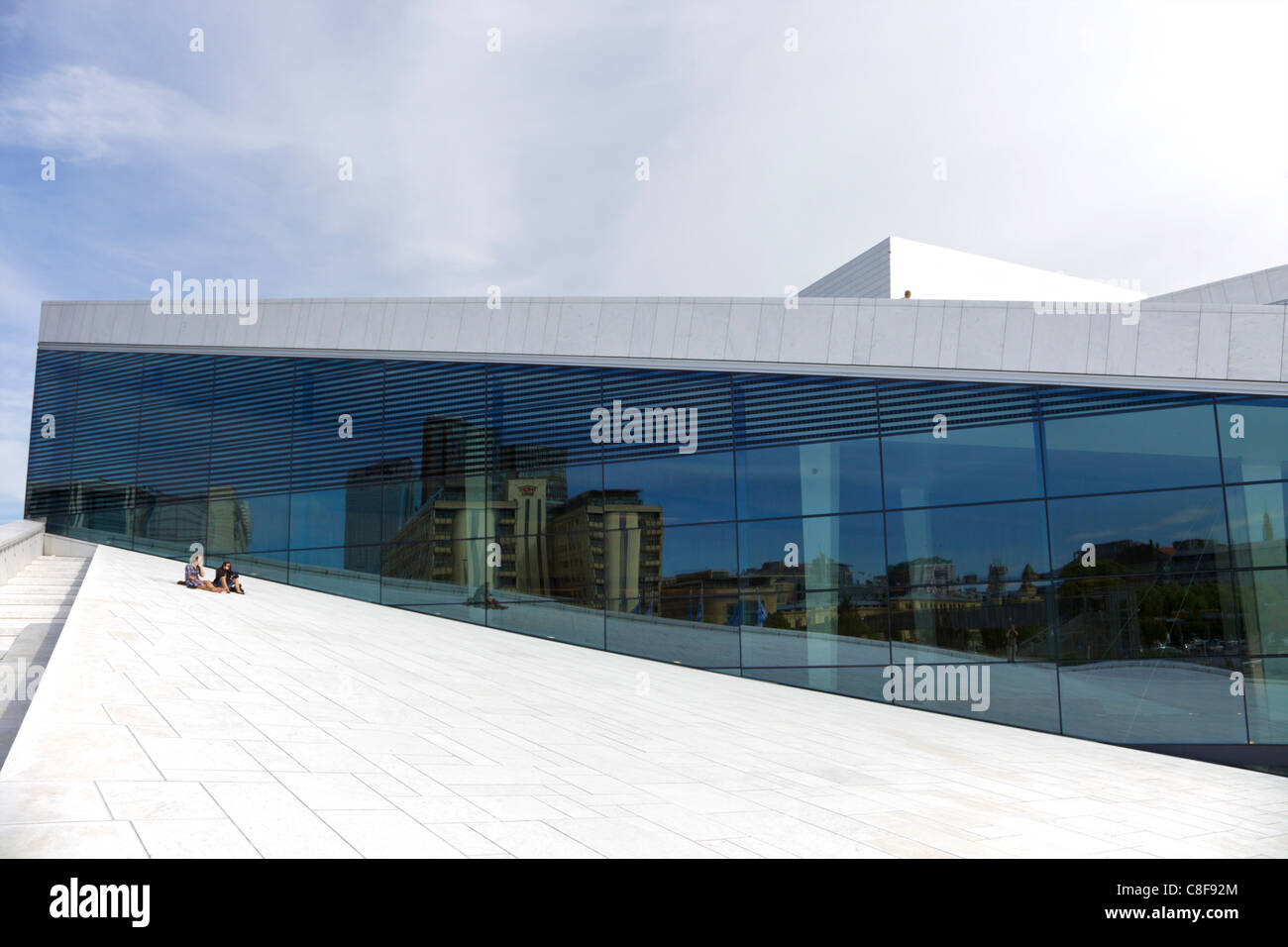 Oslo Opera house esterno in estate il sole, dal centro città di Oslo, Norvegia, Scandinavia Foto Stock