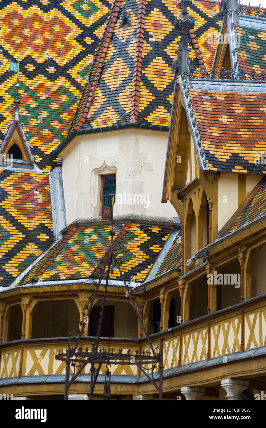 Il coloratissimo tetto di tegole in Hotel Dieux in Beaune, Borgogna, Francia Foto Stock