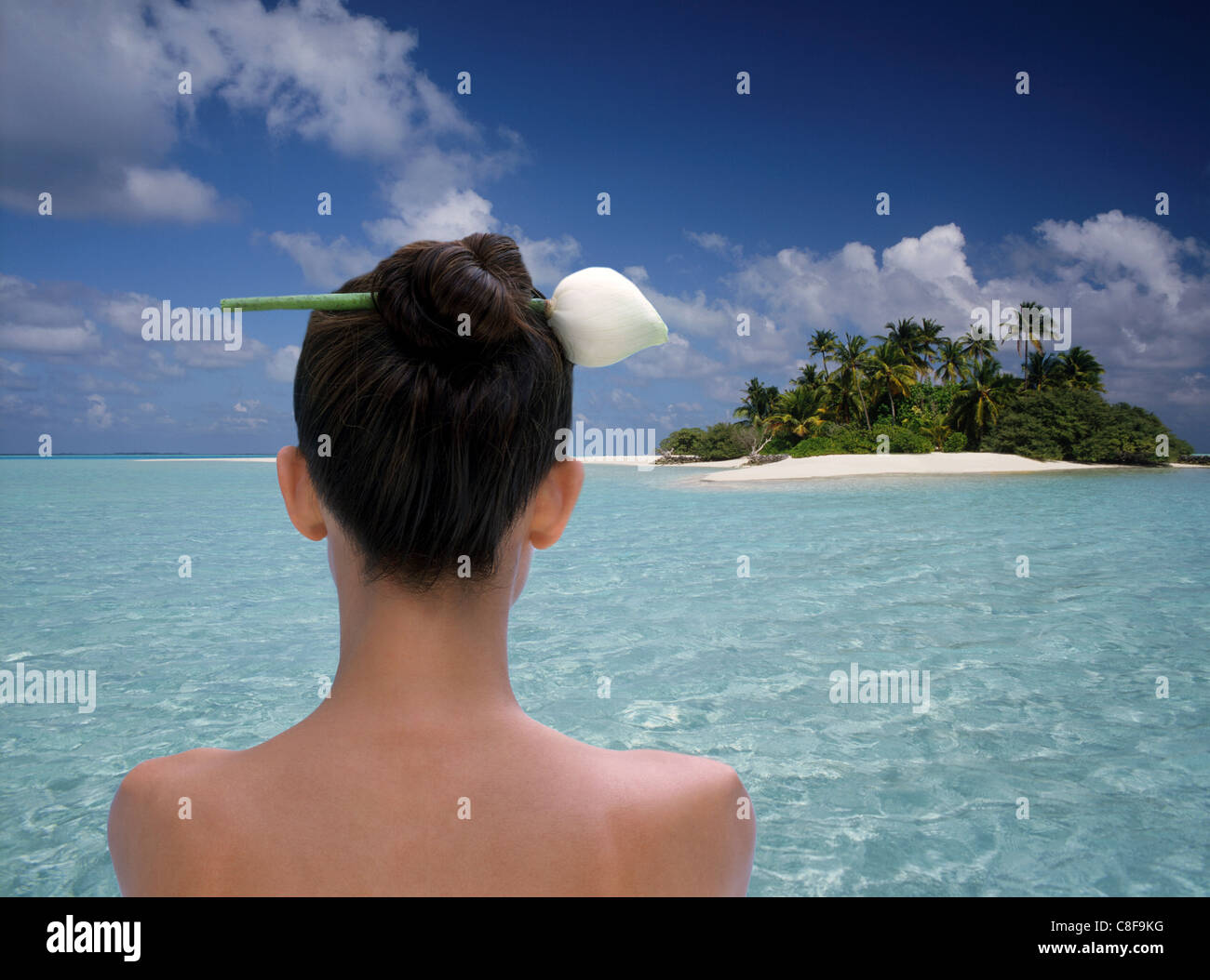 Donna presso l'atollo di Rhiveli, Maldive, Oceano Indiano Foto Stock