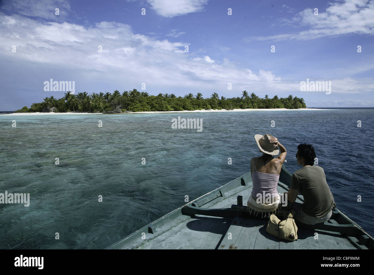 Giovane che arriva a un isola, Maldive, Oceano Indiano Foto Stock