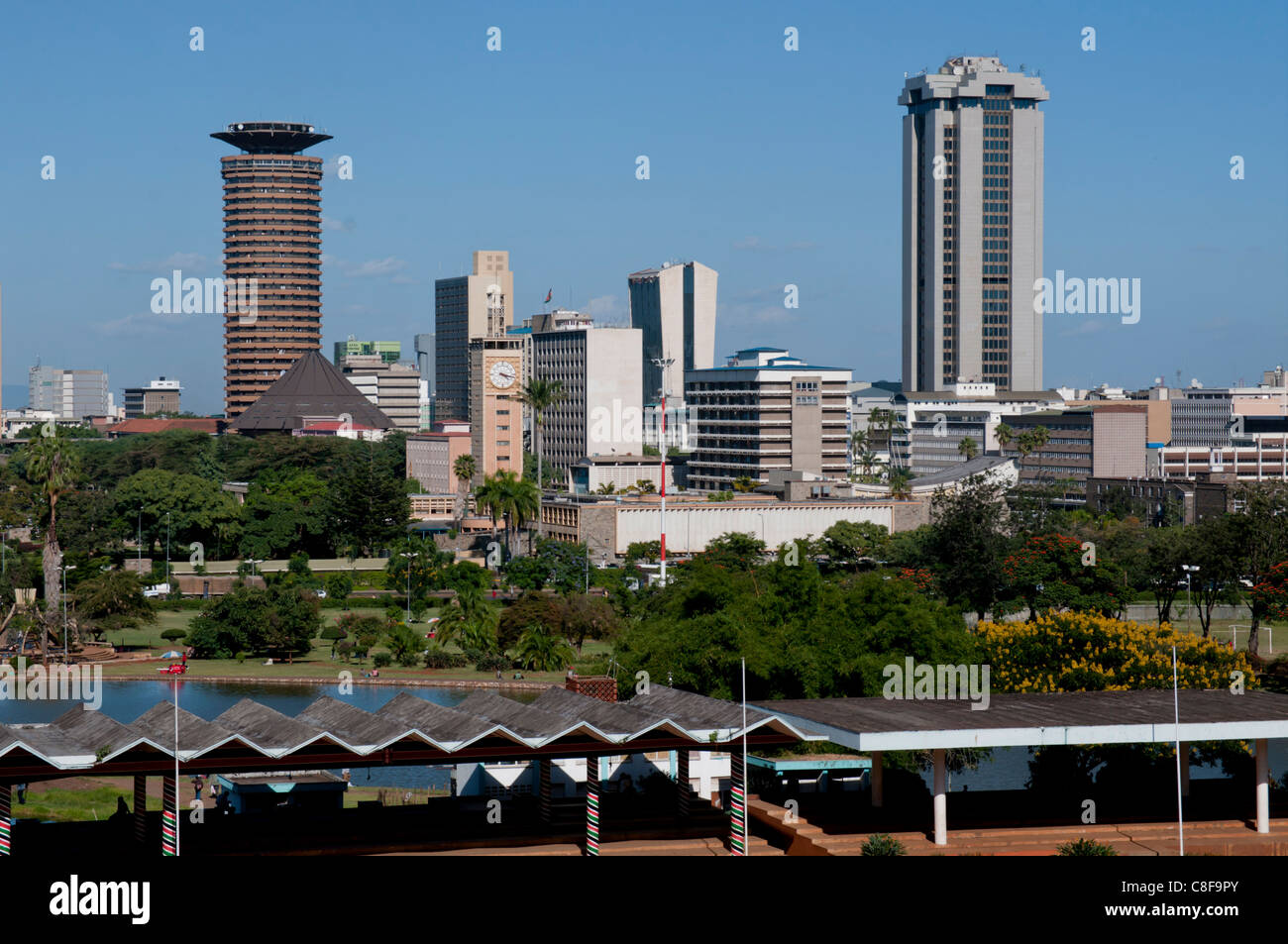 Lo skyline di Nairobi da Uhuru Park, Nairobi, Kenya, Africa orientale Foto Stock