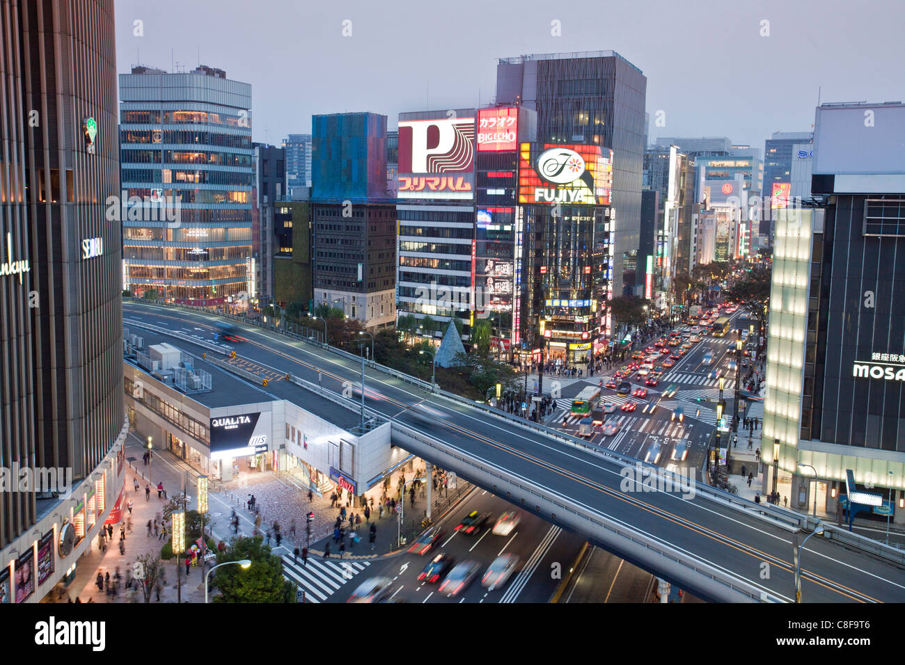 Tokyo, city, Giappone, Novembers, in Asia, nel quartiere di Ginza, Harumi dori, Harumi street, i blocchi di appartamenti, edifici ad alta, modellatore, Foto Stock