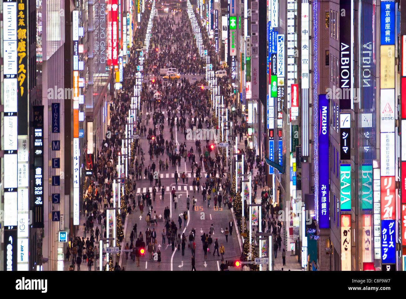 Tokyo, city, Giappone, Novembre, Asia, distretto, Ginza Chuo avenue, street, passante, pedonale, persone, prospettiva, paglierino al neon Foto Stock