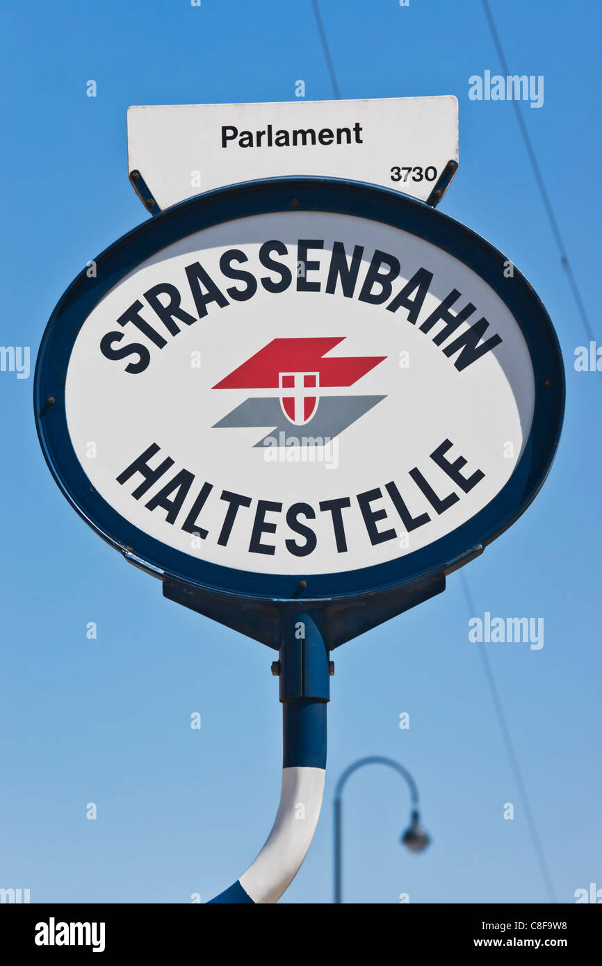 La fermata del tram nei pressi del Palazzo del Parlamento sulla Ringstrasse di Vienna, Austria, Europa Foto Stock