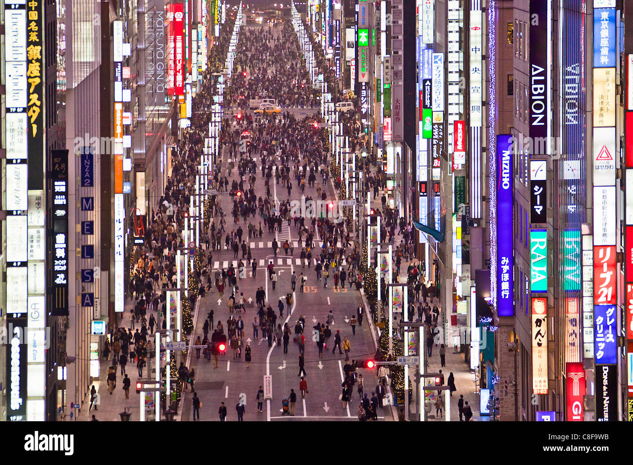Tokyo, city, Giappone, Novembre, Asia, distretto, Ginza Chuo avenue, street, passante, pedonale, persone, prospettiva, paglierino al neon Foto Stock