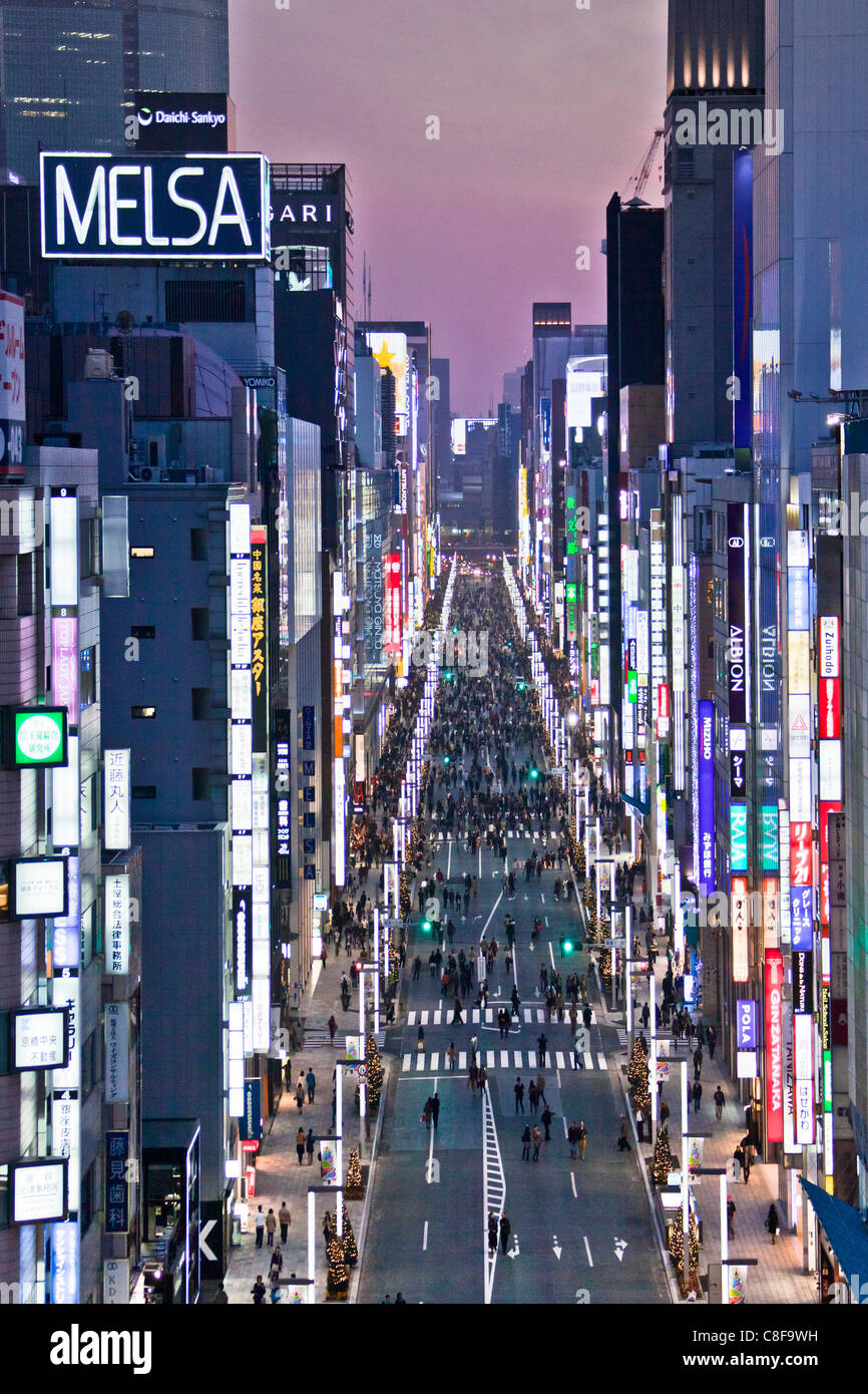 Tokyo, city, Giappone, Novembre, Asia, distretto, Ginza Chuo avenue, street, passante, pedonale, persone, prospettiva, paglierino al neon Foto Stock