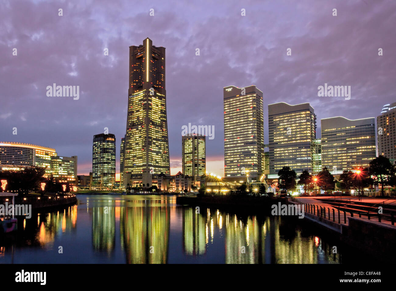 Giappone, Asia, Yokohama, città, Skyline, i blocchi di appartamenti, edifici ad alta, crepuscolo, crepuscolo, sera, luci, illuminazione, Foto Stock