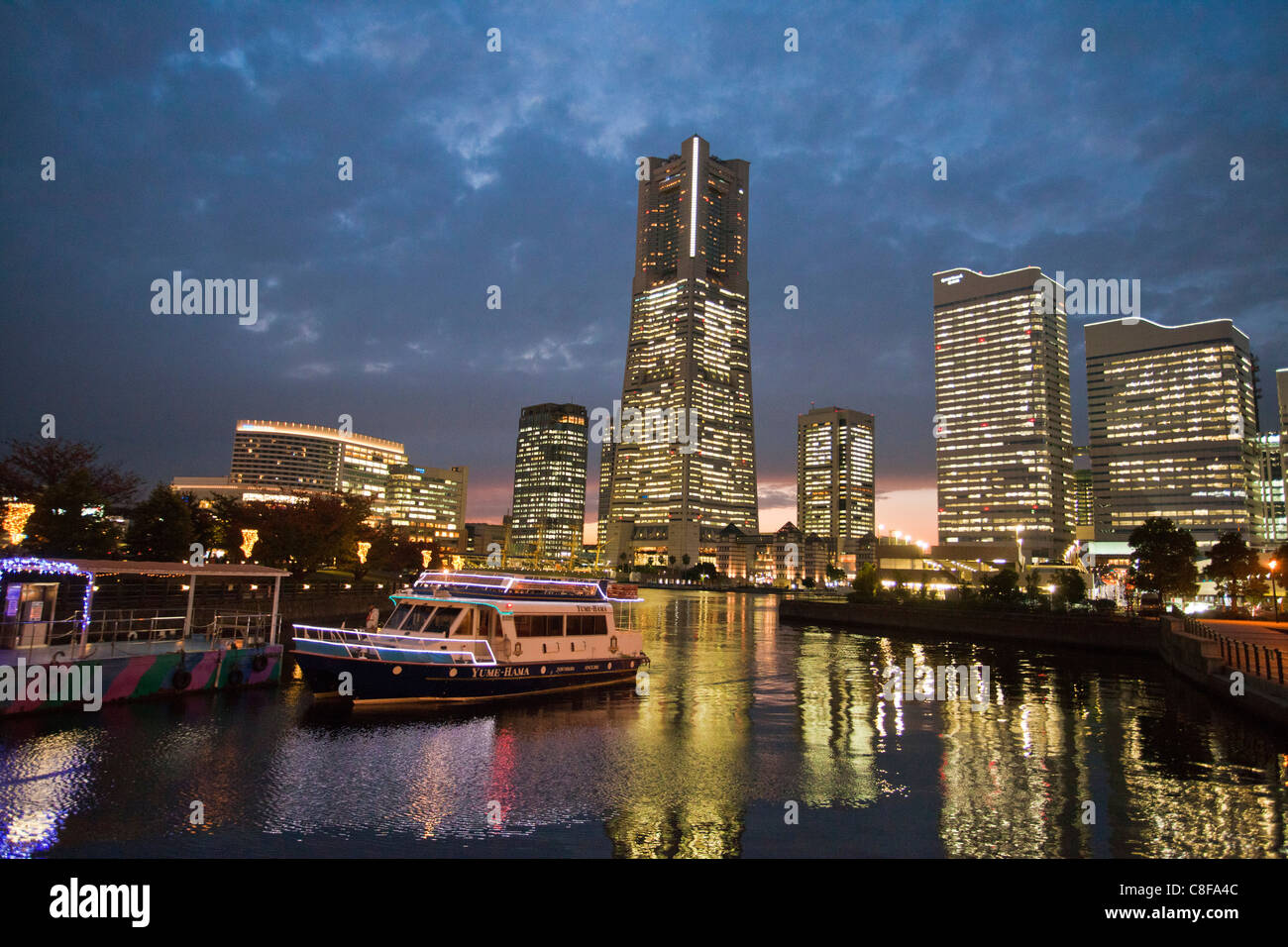 Giappone, Asia, Yokohama, città, Skyline, i blocchi di appartamenti, edifici ad alta, crepuscolo, crepuscolo, sera, luci, illuminazione, Foto Stock