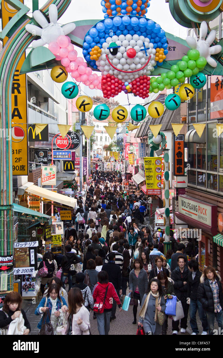 Tokyo, city, Giappone, Novembre, Asia, distretto, Harajuku, Takeshita street, strada dello shopping, shopping, clown, antenna palloncino, Toky Foto Stock