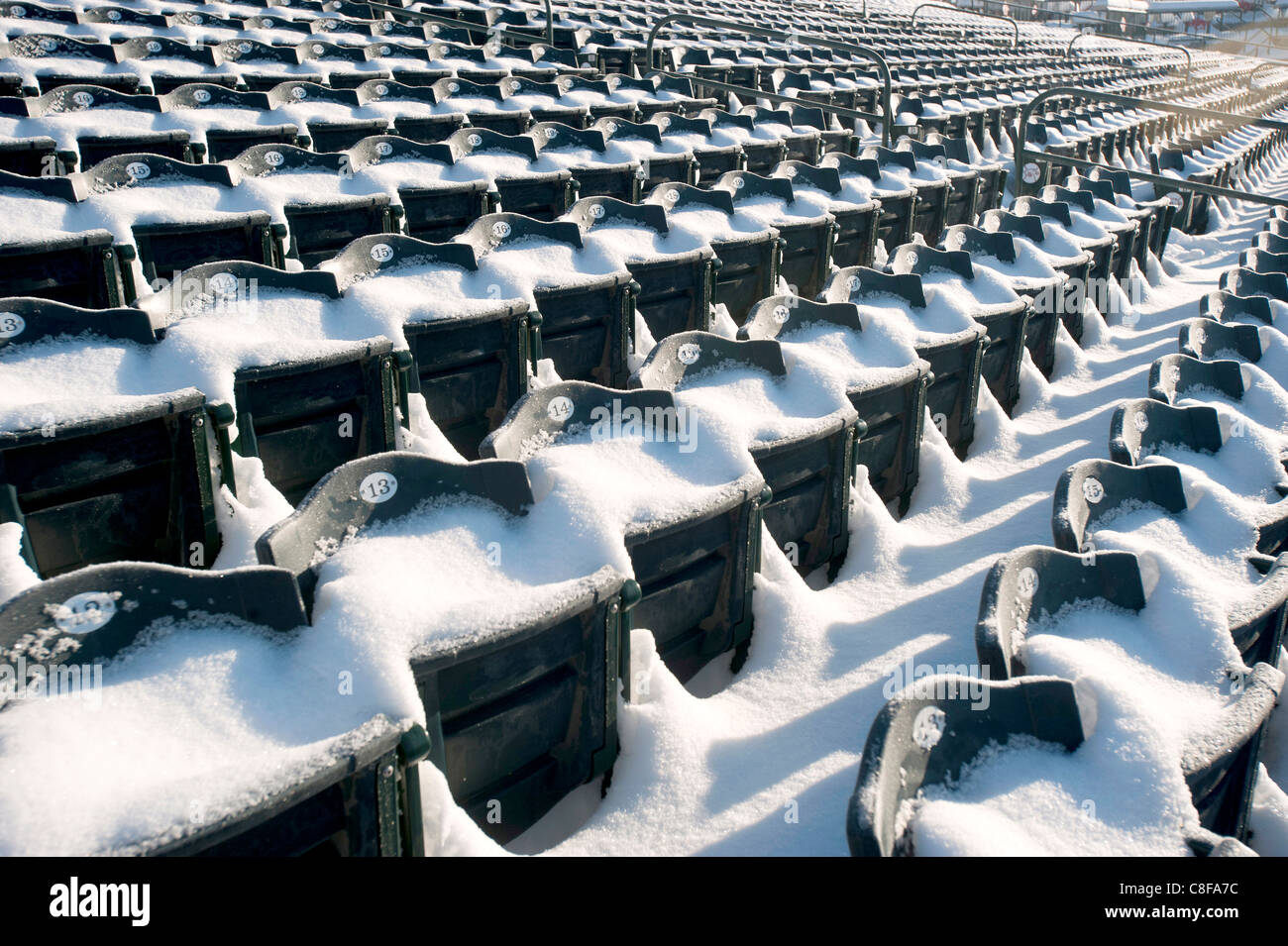 Coperta di neve sedili in un baseball stadium. Foto Stock