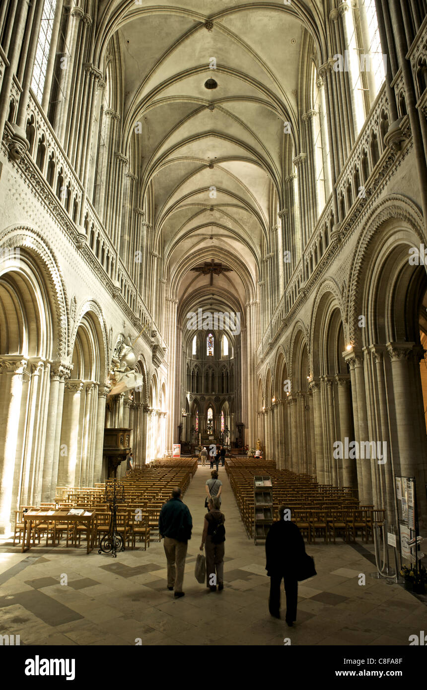 Interno della cattedrale di Notre Dame, Norman, costruito nei secoli XII e XIII, Bayeux, Calvados, Normandia, Francia Foto Stock