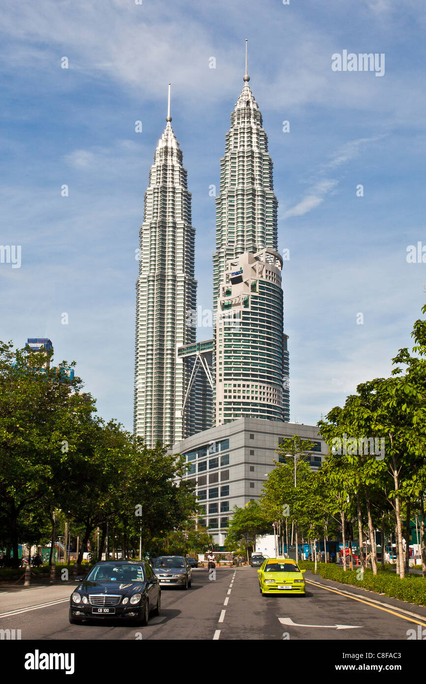 Malaysia, Asia, Kuala Lumpur, paese, città, Torri Petronas, blocco di appartamenti ed alto edificio, alberi, street, automobili, autoveicoli, Foto Stock
