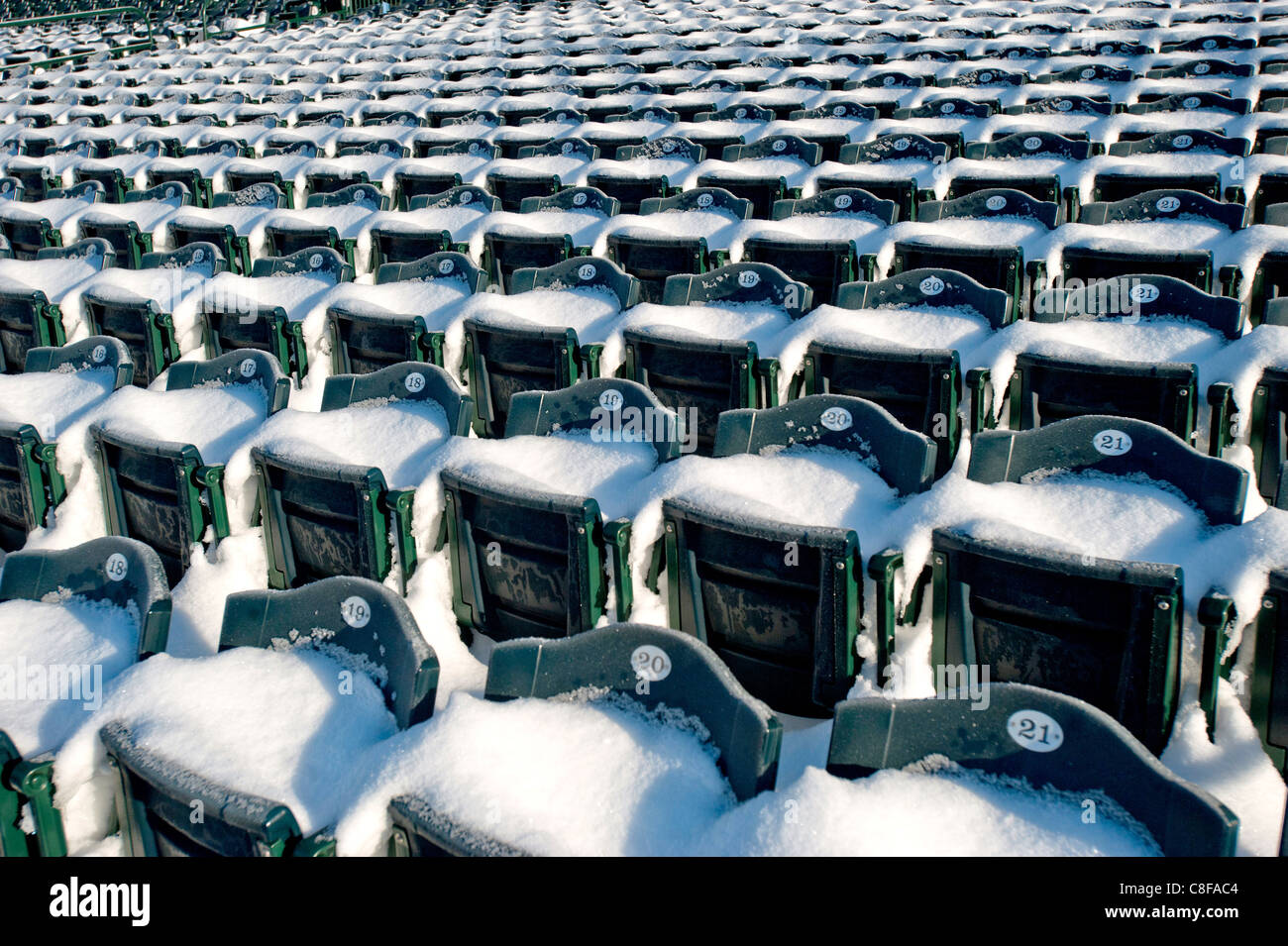 Coperta di neve sedili in un baseball stadium. Foto Stock
