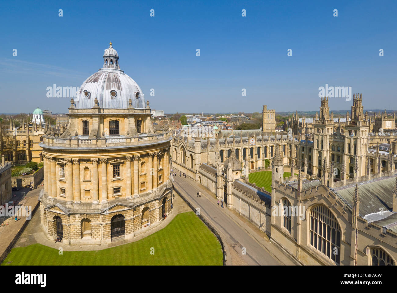 La cupola di Radcliffe Camera, pareti di tutte le anime College, e i tetti della città universitaria di Oxford, Oxfordshire, England, Regno Unito Foto Stock