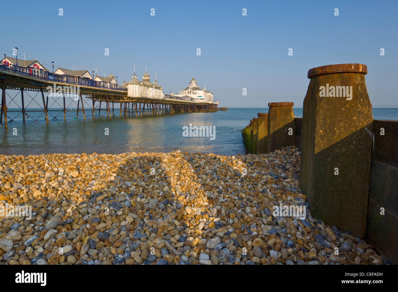 Eastbourne Pier, Spiaggia e pennelli, Eastbourne, East Sussex, England, Regno Unito Foto Stock