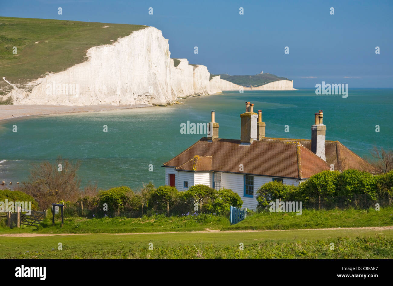 Sette sorelle scogliere, Coastguard Cottages Seaford Testa, South Downs Way, South Downs National Park, East Sussex, England, Regno Unito Foto Stock