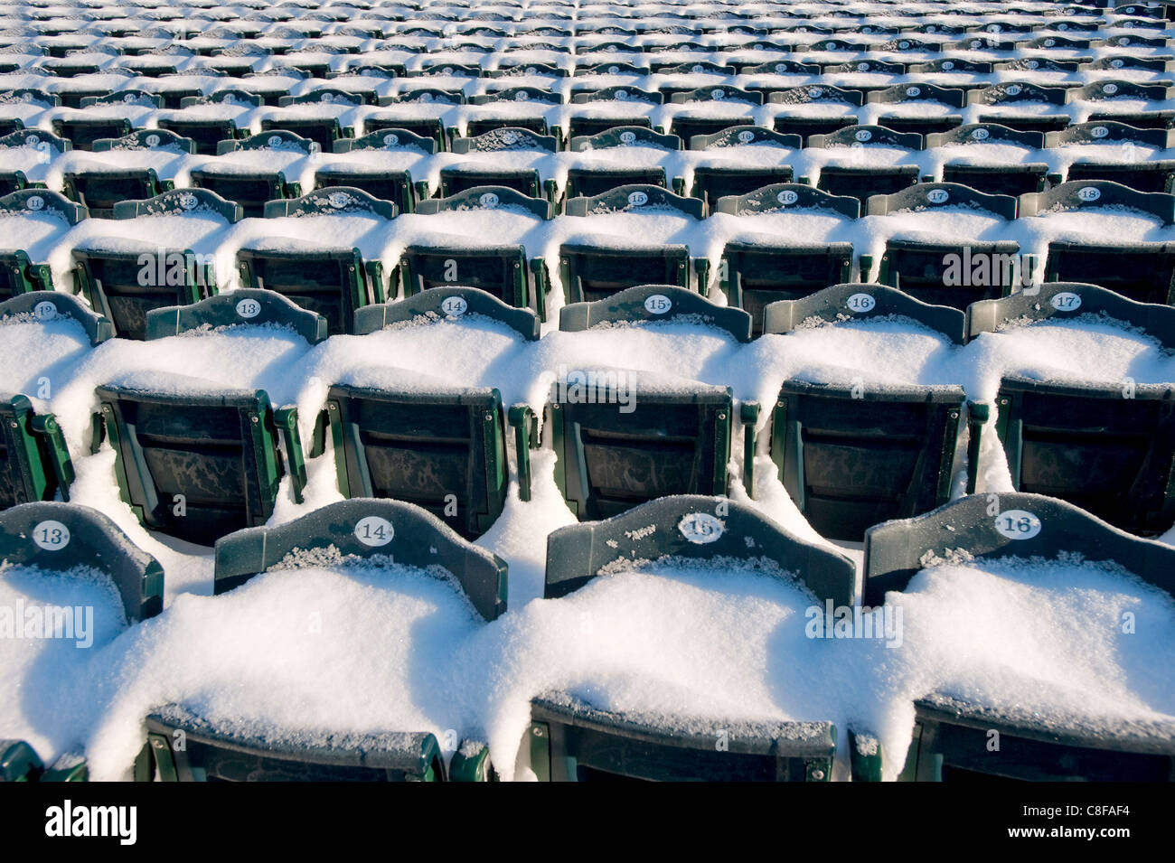 Coperta di neve sedili in un baseball stadium. Foto Stock