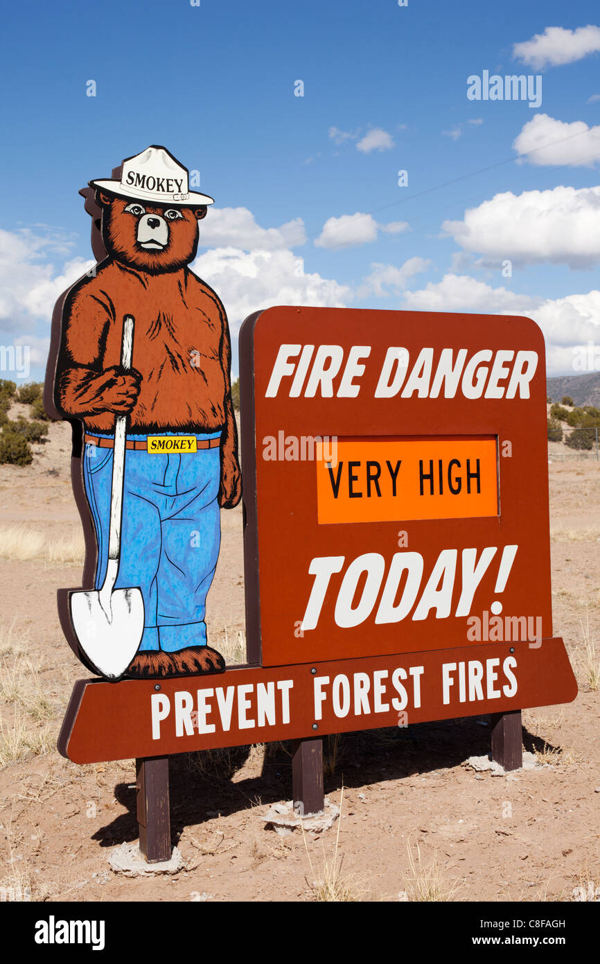 Smokey Bear prevenzione incendi segno nelle zone rurali del Nuovo Messico. Foto Stock