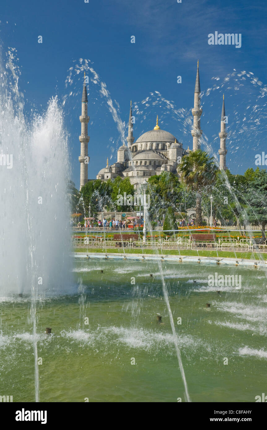 La Moschea Blu (Sultan Ahmet Camii) con cupole e minareti, fontane e giardini in primo piano, Sultanahmet, Istanbul, Turchia Foto Stock