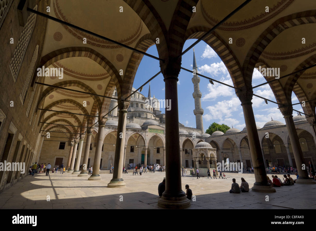 Il cortile interno e la Moschea Blu (Sultan Ahmet Camii, Sultanahmet, Istanbul, Turchia Foto Stock
