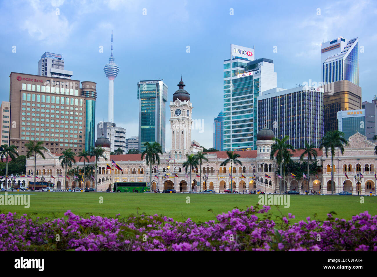 Malaysia, Asia, Kuala Lumpur, paese, città, luogo Merdeka, Skyline, parco, fiori viola, i blocchi di appartamenti, edifici ad alta, t Foto Stock