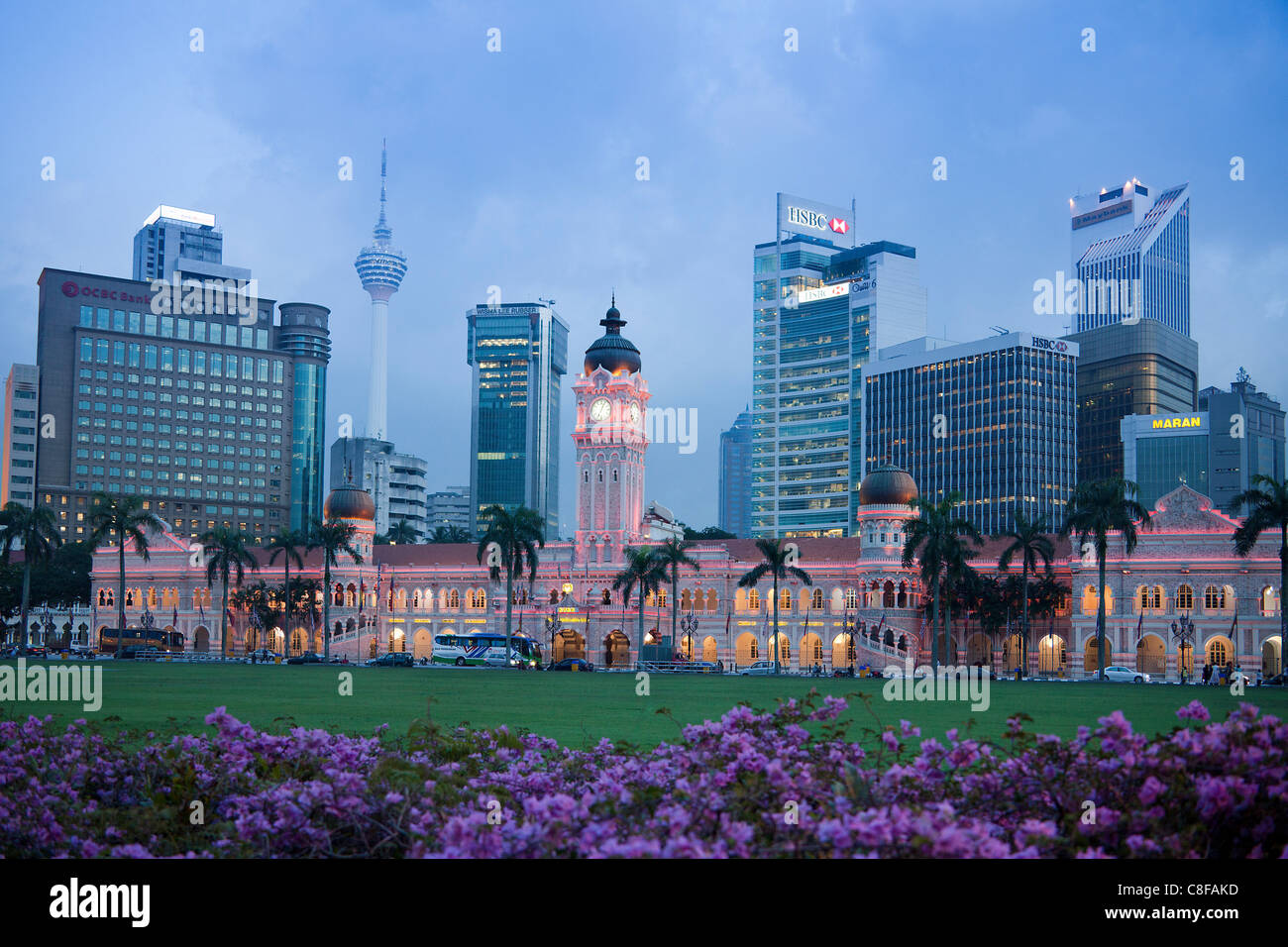 Malaysia, Asia, Kuala Lumpur, paese, città, luogo Merdeka, Skyline, parco, fiori viola, i blocchi di appartamenti, edifici ad alta, t Foto Stock