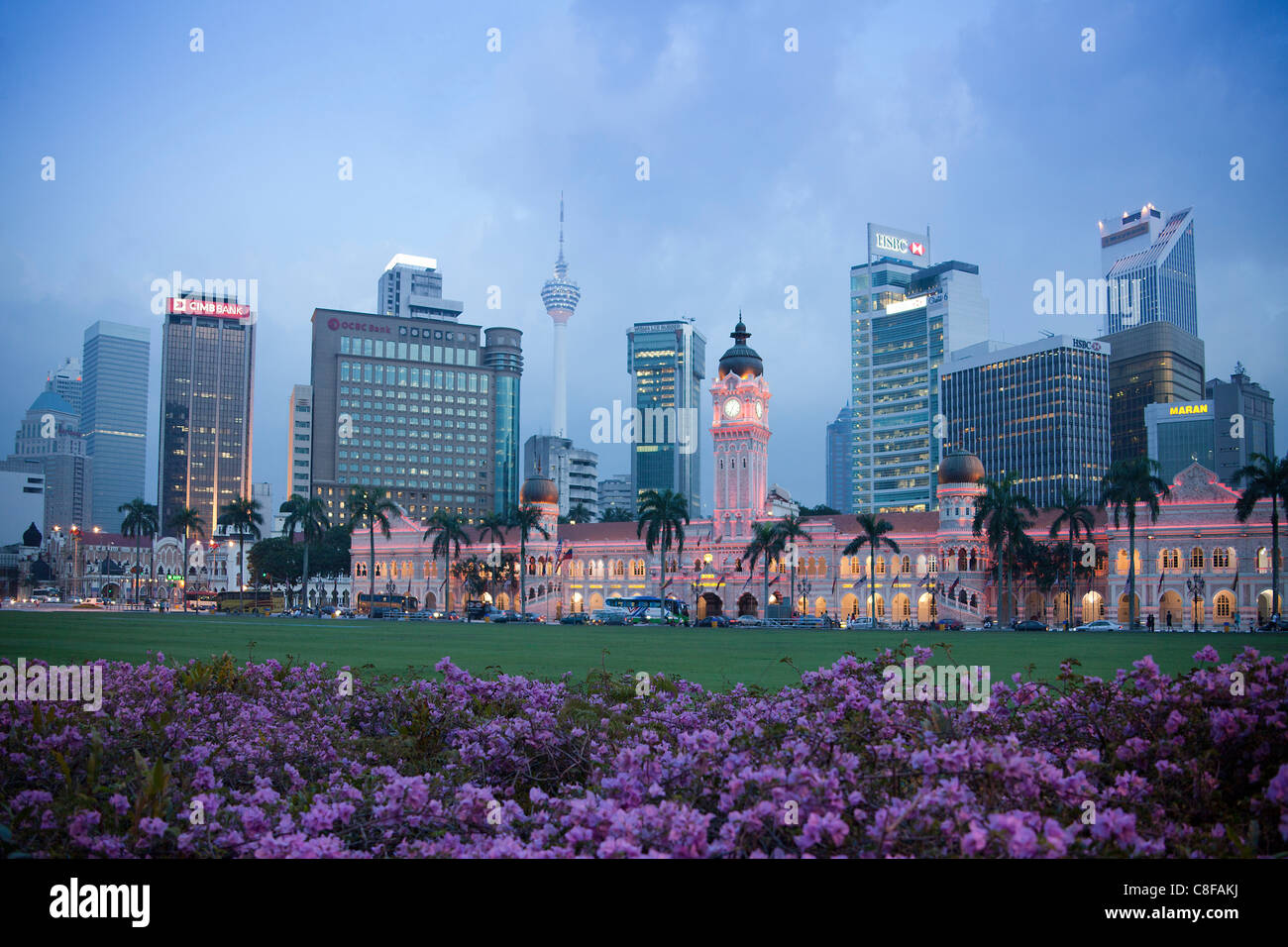 Malaysia, Asia, Kuala Lumpur, paese, città, luogo Merdeka, Skyline, parco, fiori viola, i blocchi di appartamenti, edifici ad alta, t Foto Stock