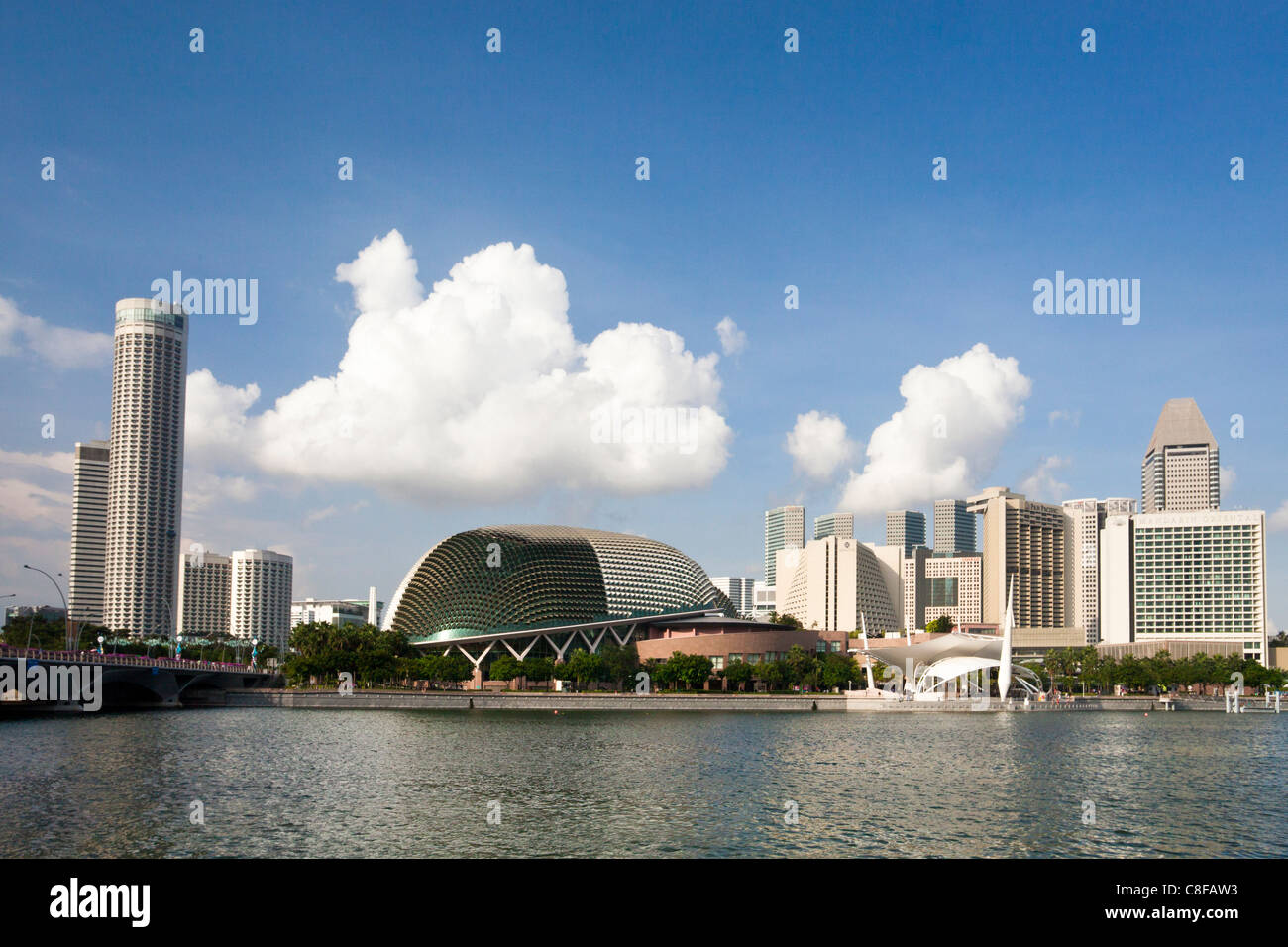 A Singapore, in Asia, l'Esplanade Edificio, Marina Bay, Skyline, i blocchi di appartamenti, edifici ad alta, bay, nuvole, cielo, Foto Stock