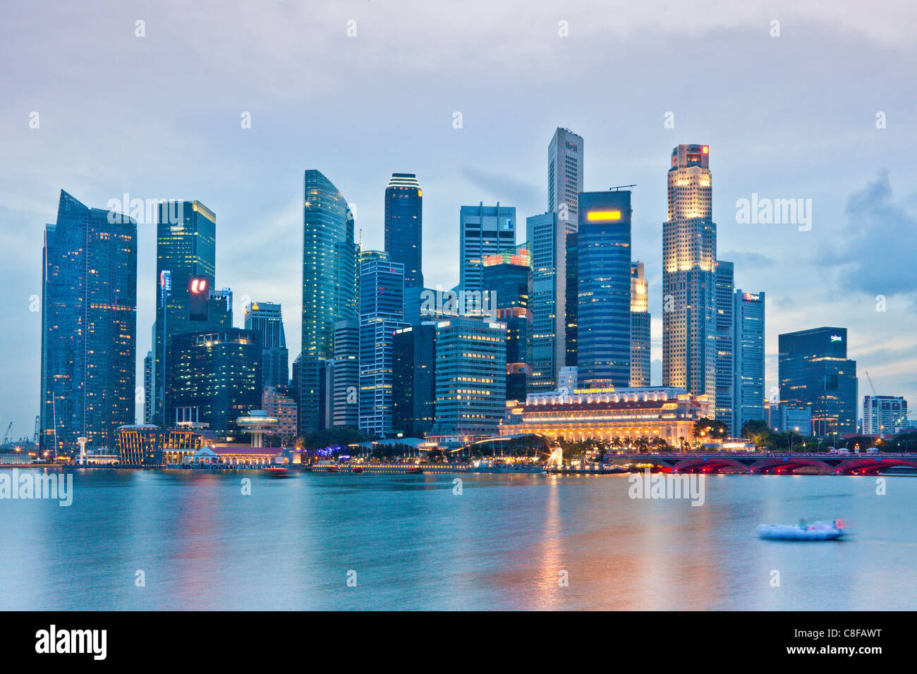 Singapore, Asia, Downtown, condomini, edifici ad alta, sera, luci, illuminazione, crepuscolo, crepuscolo, mare, Skyline, bo Foto Stock